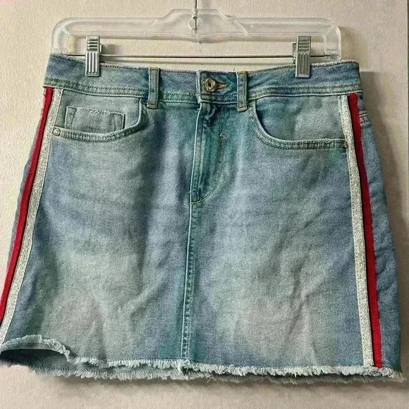 Zara Denim Jean Mini Skirt Medium Pockets Red Silver Stripes Raw Hem SZ 26/28 - Picture 1 of 6